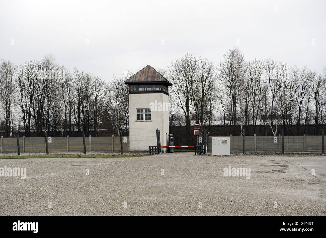 Campo di Concentramento di Dachau. Campo nazista di prigionieri aperto nel 1933. Torre di vigilanza. Germania. Foto Stock