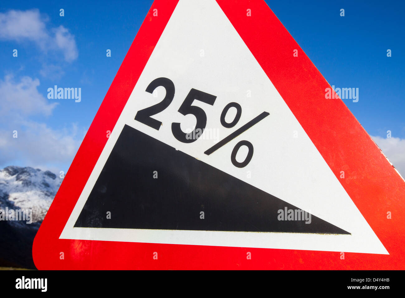 Una ripida strada segno sopra Langdale, Lake District, UK. Foto Stock