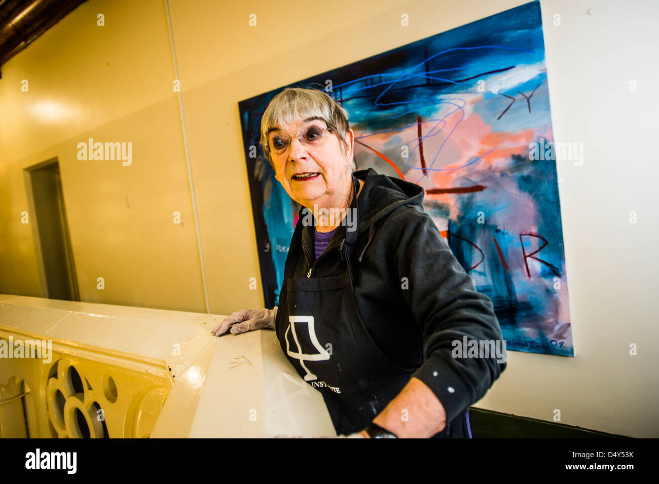 Maria LLOYD JONES. welsh donna femmina artista pittore nel suo studio a Aberystwyth Wales UK Foto Stock