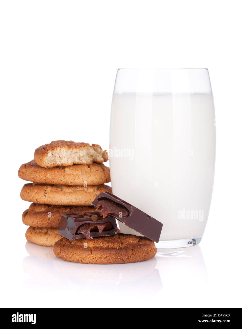 Bicchiere di latte, biscotti e cioccolata. Isolato su sfondo bianco Foto Stock