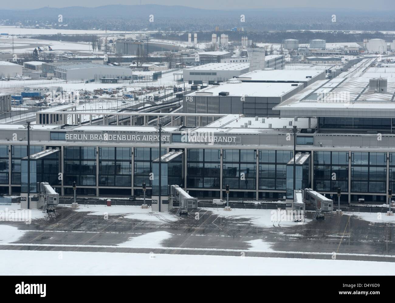 Vista dalla torre di Berlin Brandenburg Airport "Willy Brandt' BER in Berlino Schoenefeld, Germania, 20 marzo 2013. Foto: Jens Kalaene Foto Stock