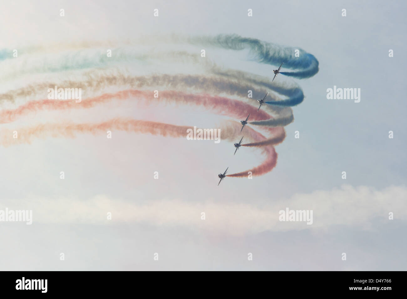 Red Devils in formazione con colorato trailling fumo, prese durante la Bristol Balloon Fiesta durante 2009 Foto Stock