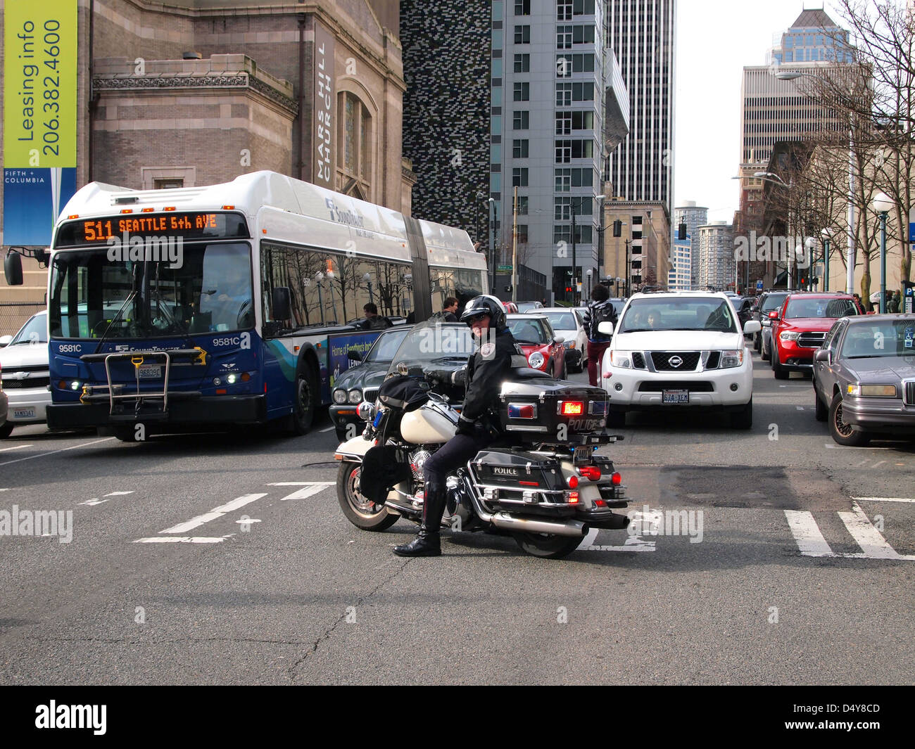 Seattle del Dipartimento di Polizia di cop motocicletta ferma il traffico a una polizia anti dimostrazione nel centro cittadino di Seattle, Washington, Stati Uniti d'America Foto Stock