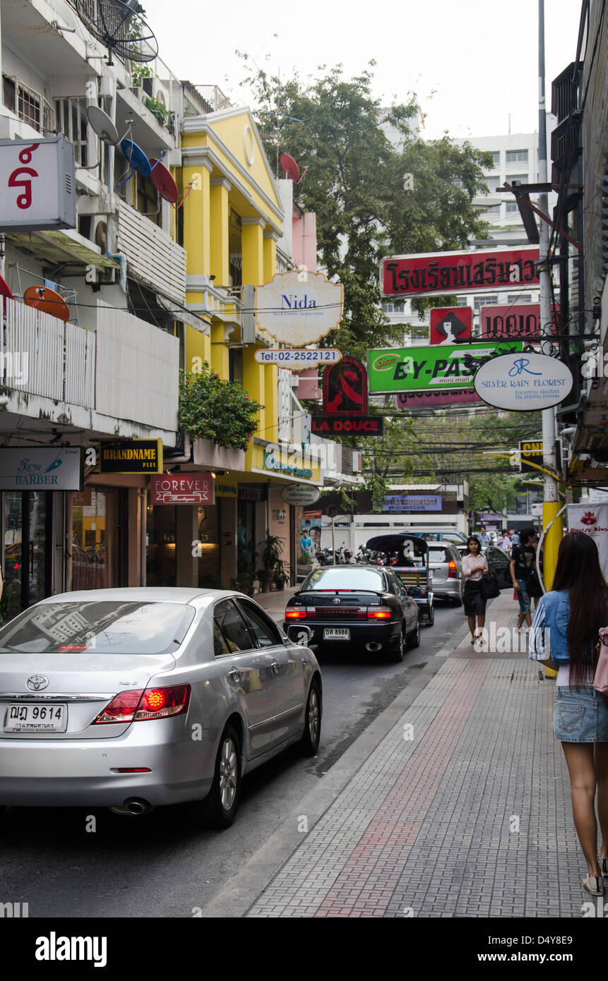 Bangkok street view con auto e pedoni Foto Stock