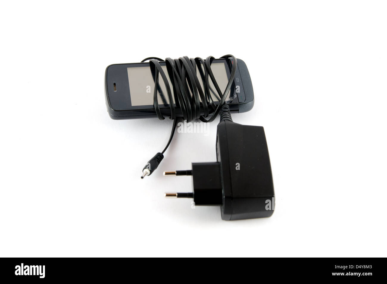 Telefono e caricabatterie nero isolato su sfondo bianco Foto Stock
