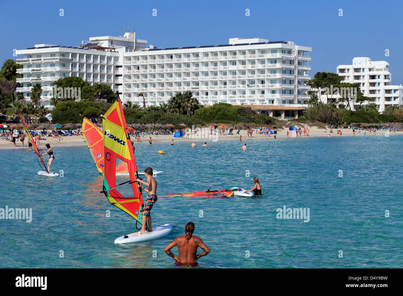 Can Picafort, Spagna, surfisti e bagnanti sulla spiaggia di Can Picafort Foto Stock