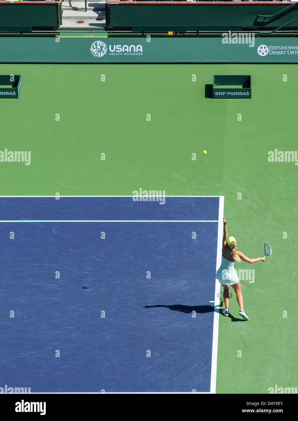 Vincitore Torneo Maria Sharapova serve contro avversario Lara Arruabarrena-Vecino al 2013 BNP Paribas Open Foto Stock