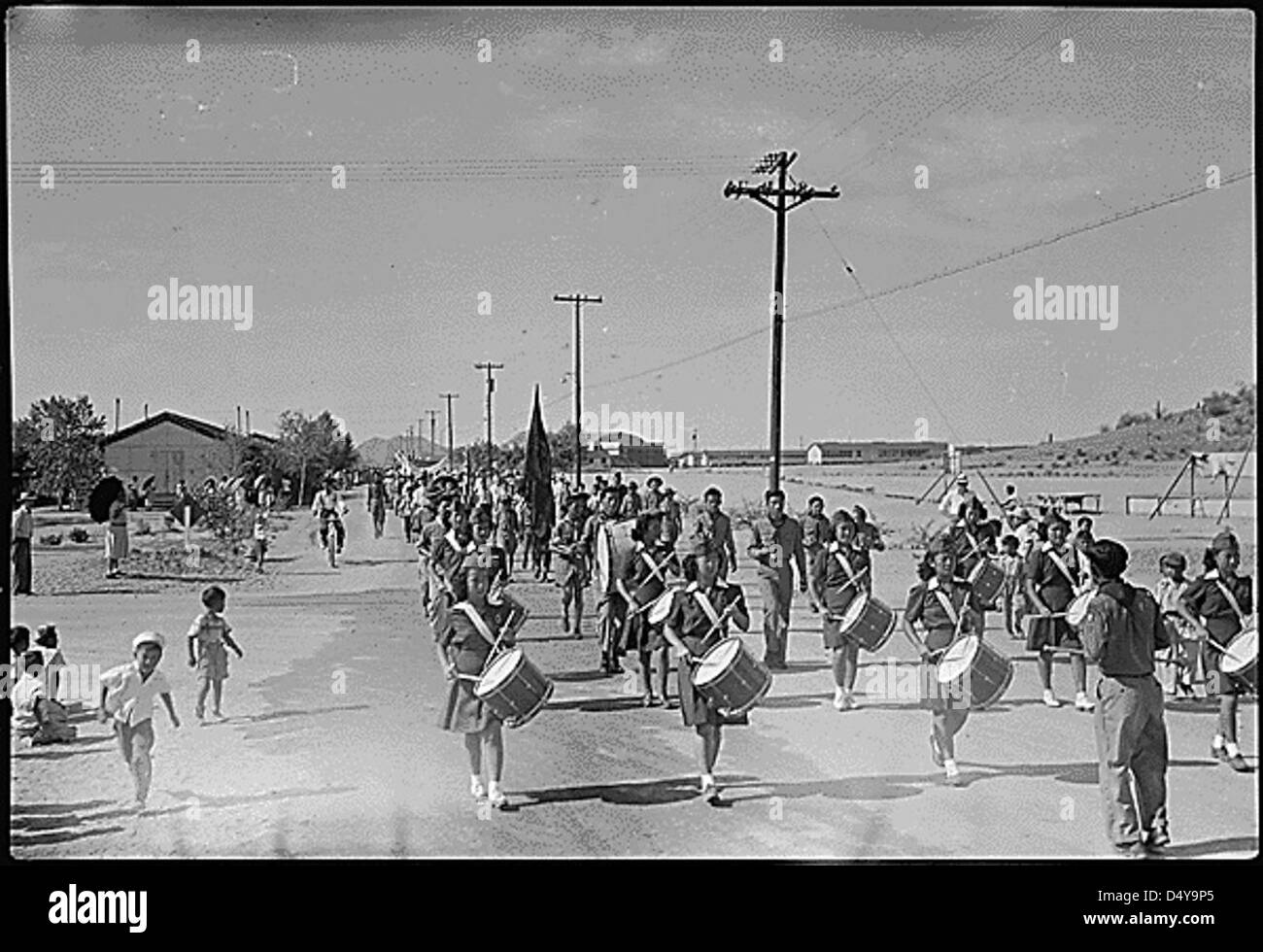 Le Girl Scouts Drum and Bugle Corps marciano nella parata del 4 luglio al Gila River Relocation Center di Rivers, Arizona, durante la seconda guerra mondiale. La parata celebra il giorno dell'indipendenza in un campo di internamento nippo-americano. Foto Stock