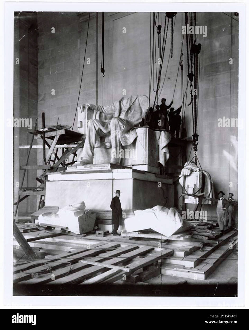 Fotografia di Abraham Lincoln statua installazione nel Lincoln Memorial, Washington, D.C., 1920 Foto Stock