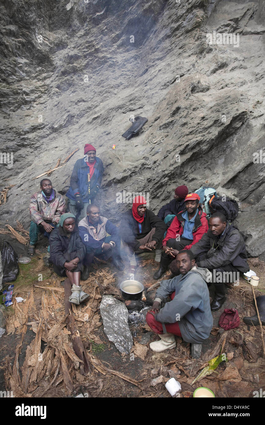 Traeger al bivacco in Bujungolo Rock Shelter, Ruwenzori, Uganda. Foto Stock