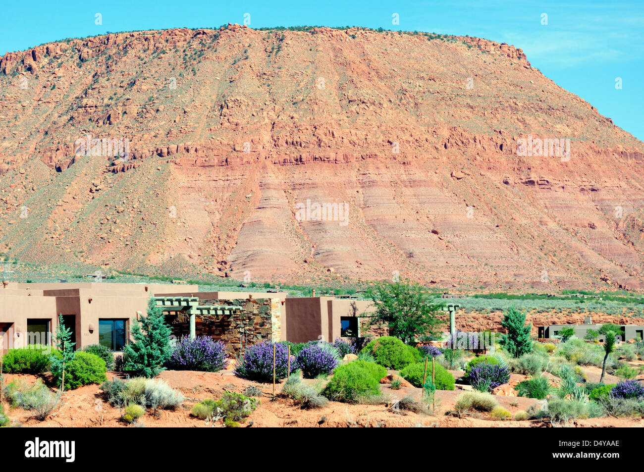 Case in Kayenta comunità in Ivins, Utah, si fondono con il deserto circostante paesaggio Foto Stock