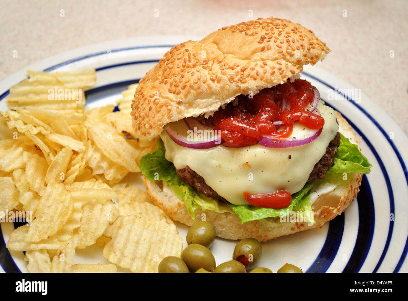 Chip con un hamburger in un picnic estivo Foto Stock