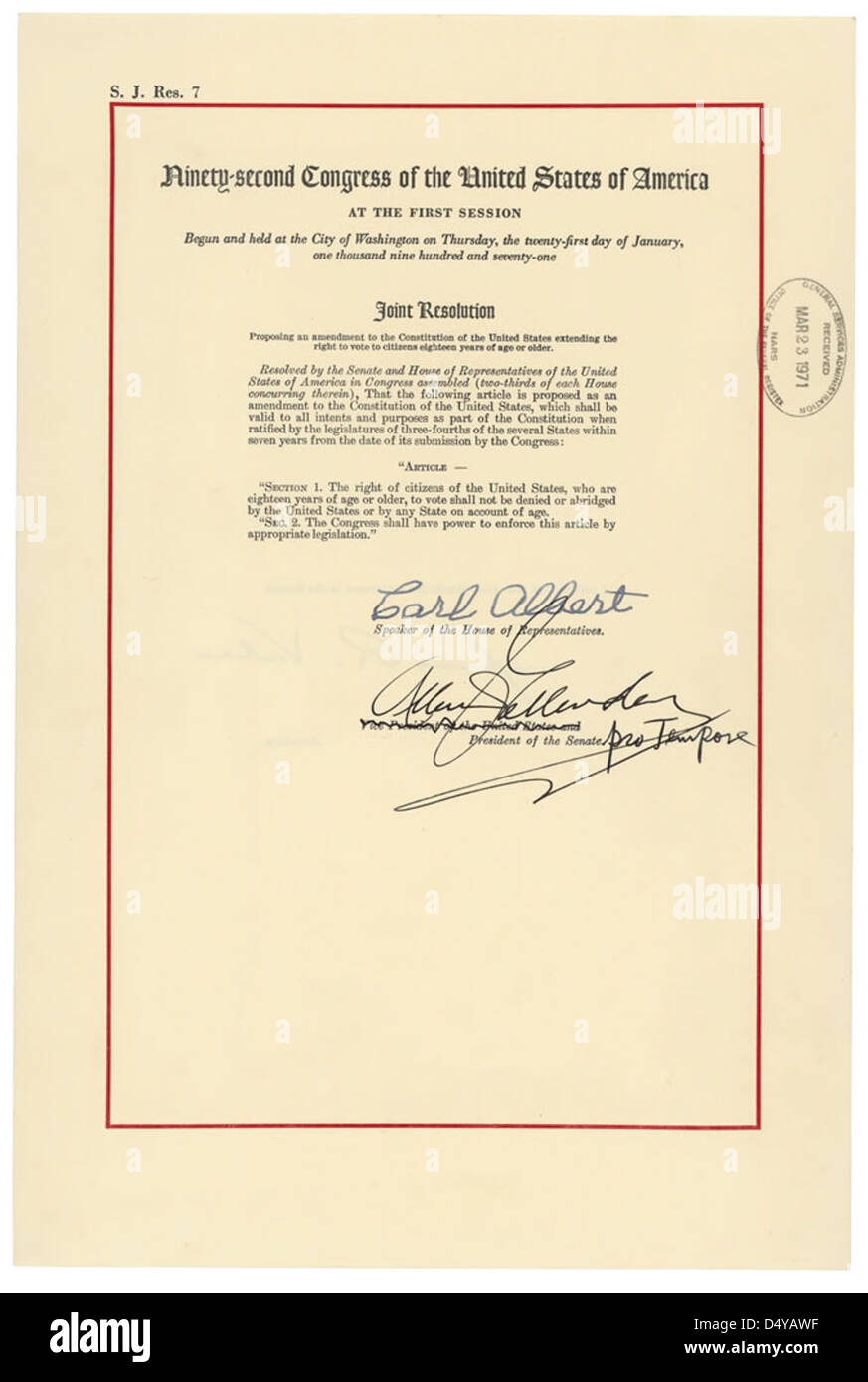 Questa immagine cattura la risoluzione comune che propone il 26° emendamento alla Costituzione degli Stati Uniti, che abbassa l'età di voto a 18 anni. È stato firmato il 23 marzo 1971, segnando un cambiamento significativo nei diritti di voto degli Stati Uniti. Foto Stock