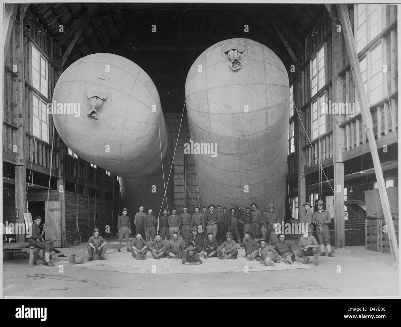 Tre grandi palloni infermieri, ciascuno di 5.000 piedi cubi, sono alloggiati in un hangar a Fort Sill, Oklahoma, il 1° maggio 1918, durante la prima guerra mondiale. Questi palloni sono stati utilizzati per scopi di ricognizione e osservazione. Foto Stock