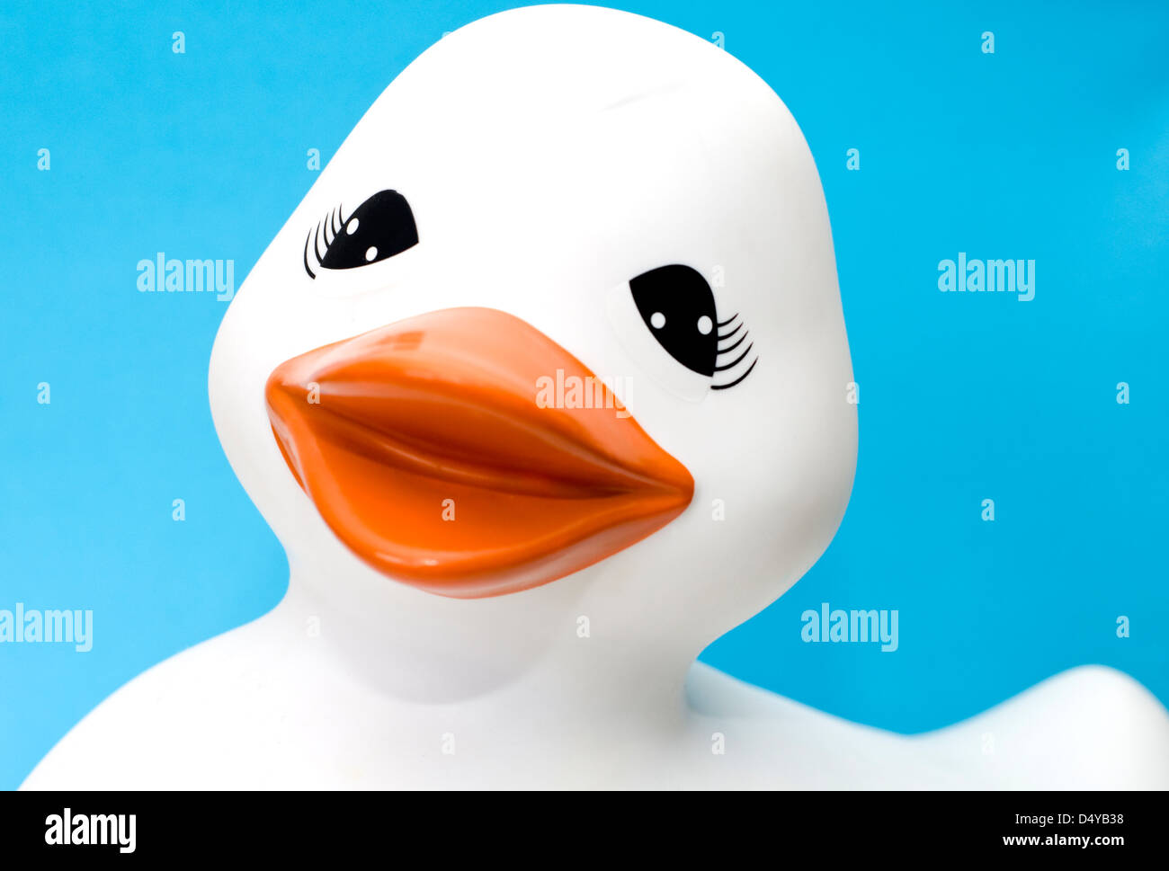 Un bianco rubber duck isolato su sfondo azzurro. Foto Stock