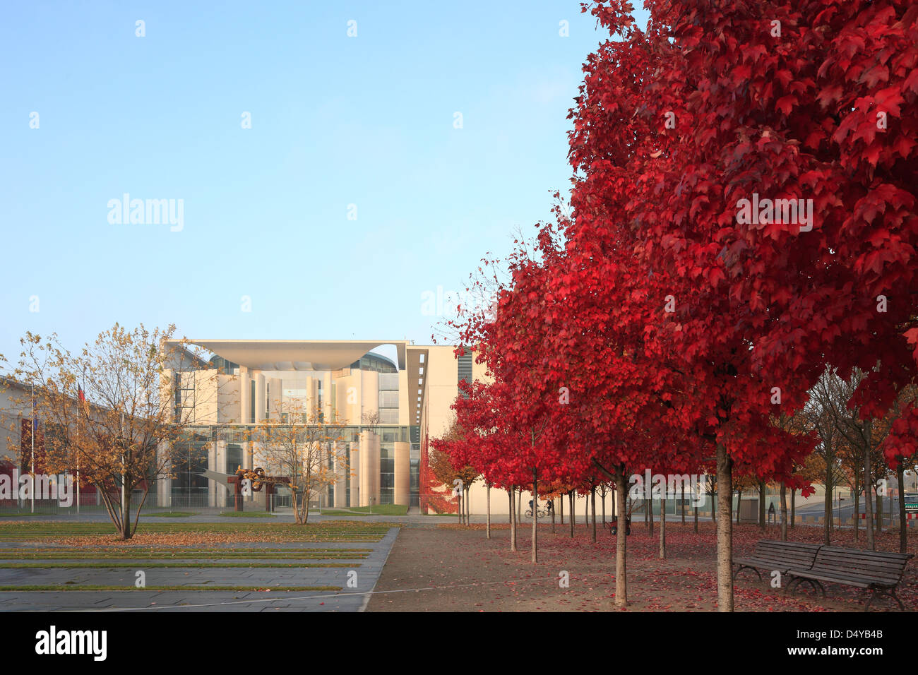 Berlino, Germania, autunno-foglie colorate sulla querce nella parte anteriore della Cancelleria federale Foto Stock