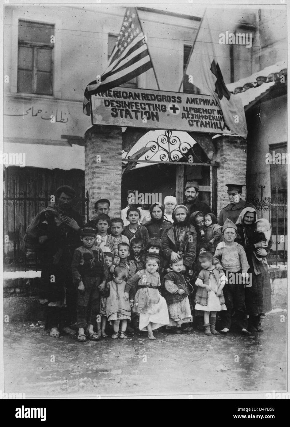Questa fotografia raffigura i rifugiati dalla Serbia che entrano a Uskut, mostrando uomini, donne e bambini in fuga dagli effetti della guerra. L'immagine è stata catturata dalla Croce Rossa americana e documenta il costo umano del conflitto. Foto Stock