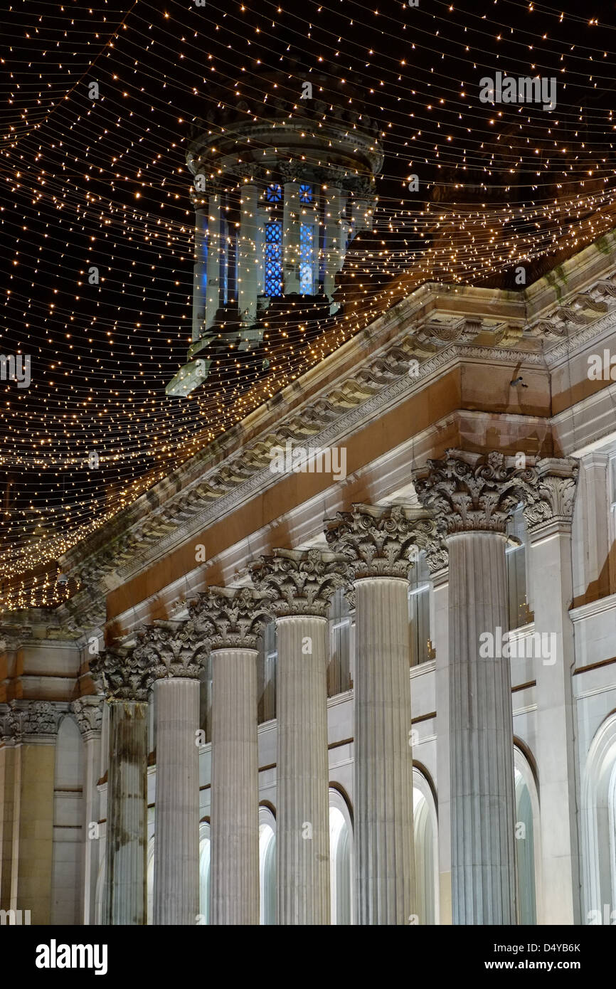 Nelle colonne a Glasgow il museo di arte moderna con le luci fairy in strada di notte Foto Stock