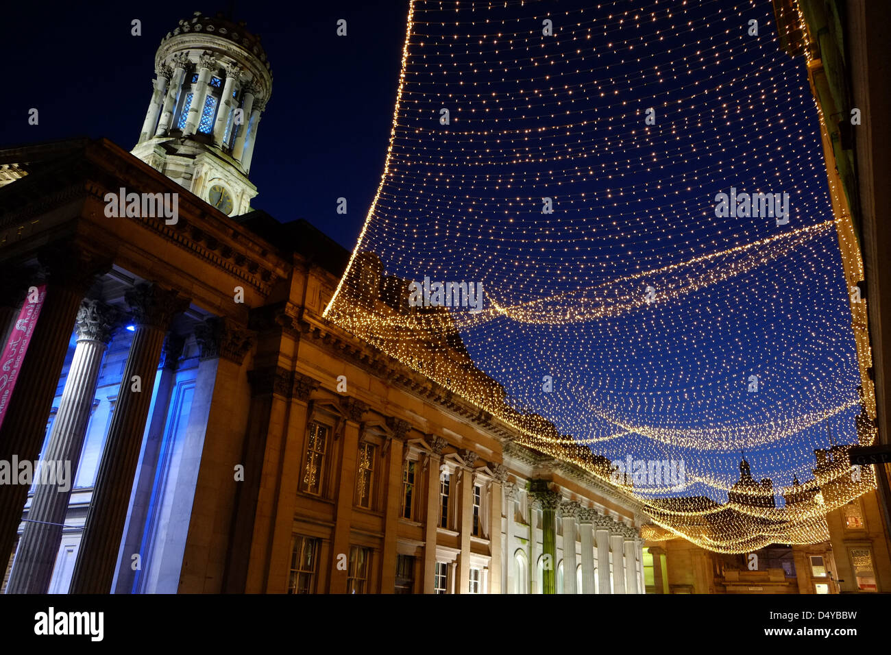 La parte superiore di Glasgow e il museo di arte moderna, guardando le luci fairy in strada di notte Foto Stock