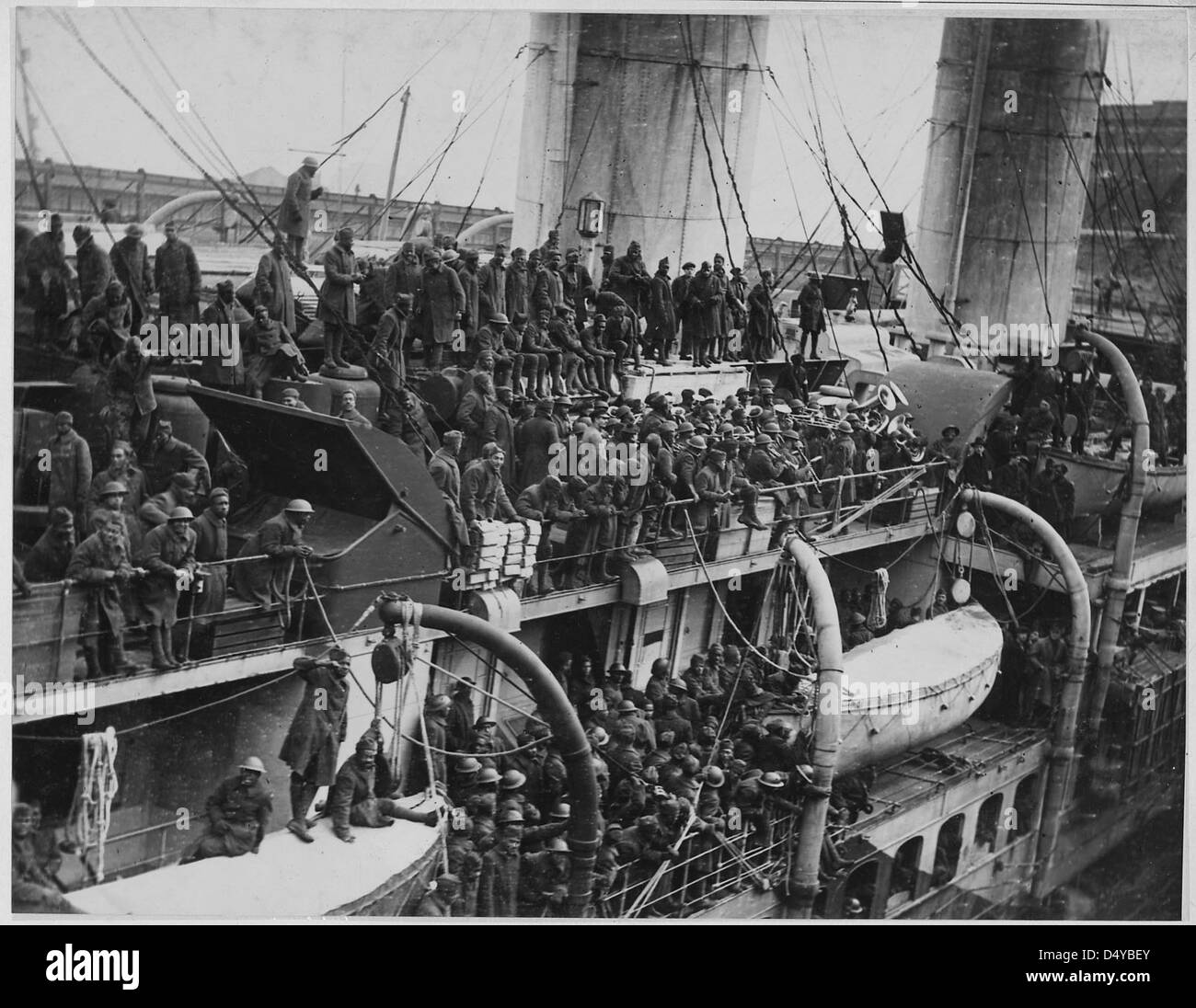 Questa fotografia mostra i soldati della 15th Infantry che tornano a casa con croci di guerra, accanto ad una nave ospedale della Marina francese, la France. L'immagine mette in evidenza il servizio militare durante la prima guerra mondiale Foto Stock