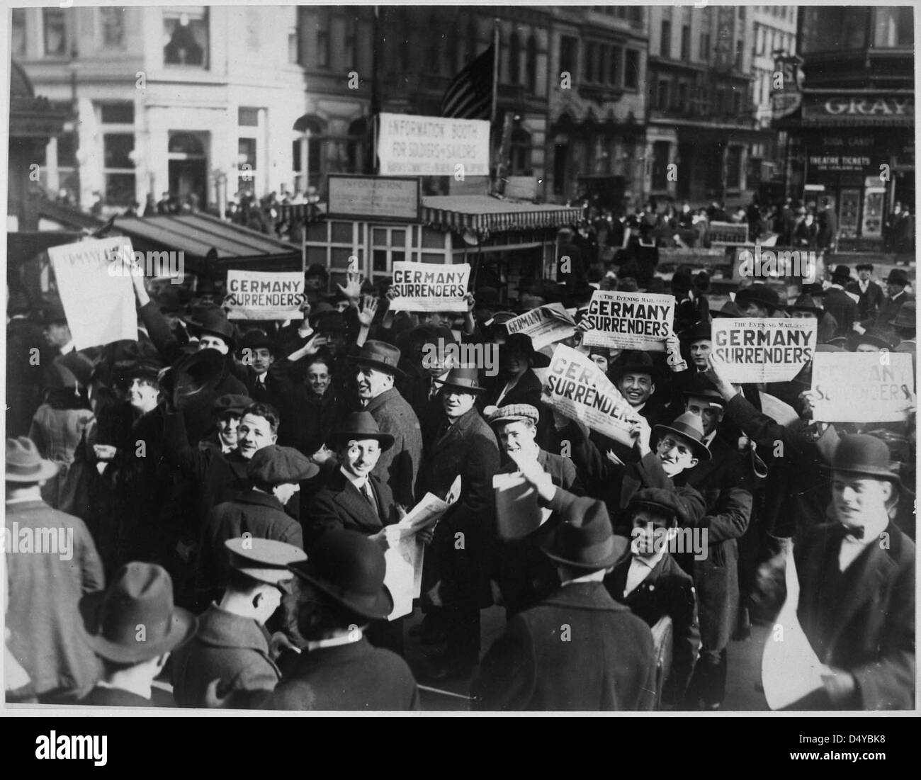 Una folla si riunisce a Times Square, New York City, per celebrare la presunta firma dell'armistizio nella prima guerra mondiale. L'immagine, catturata in bianco e nero, riflette la reazione del pubblico alla fine della guerra. Foto Stock