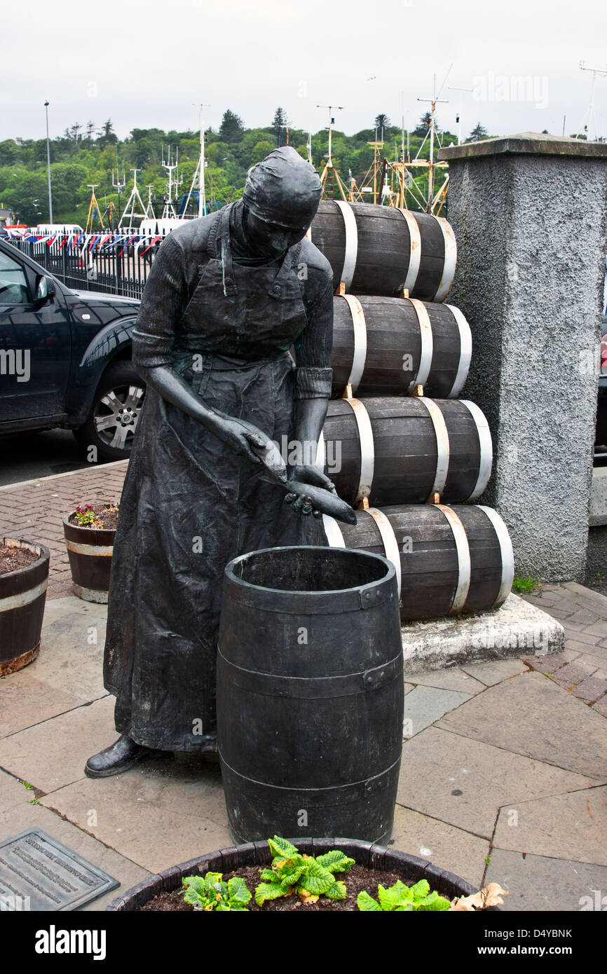 La statua di Stornoway Aringa ragazza nel porto di pesca di Stornoway sull'isola di Lewis, Ebridi Esterne, Scozia, Foto Stock