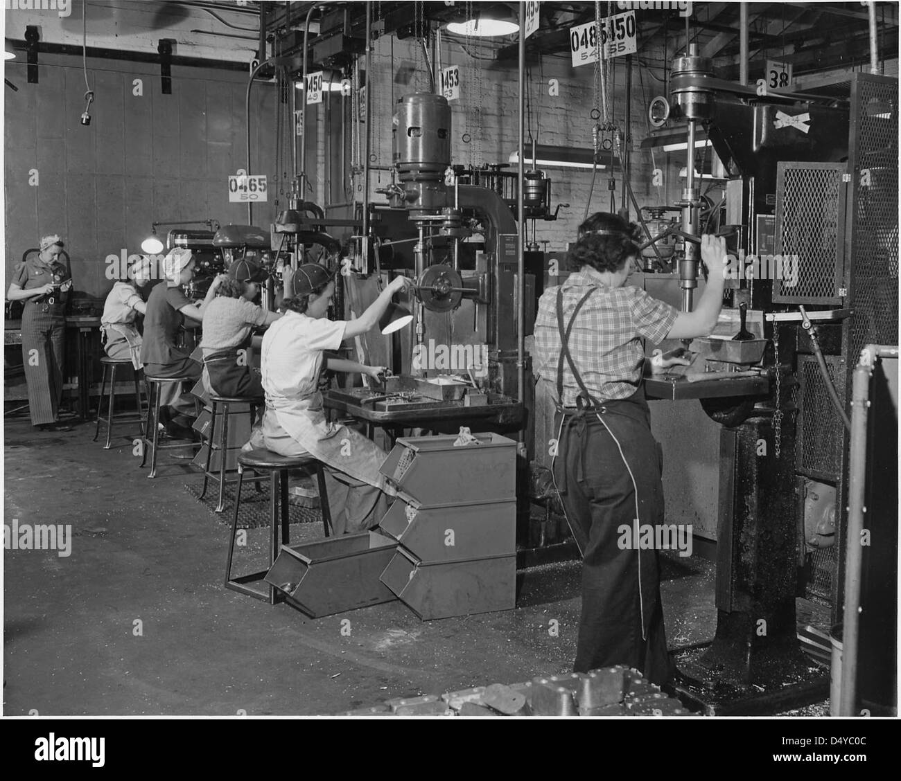 Le donne lavorano in una fabbrica di aeroplani sulla costa occidentale nel maggio 1942, contribuendo allo sforzo bellico durante la seconda guerra mondiale. Questa immagine degli anni '1940 mostra le donne in ruoli industriali, segnando un significativo cambiamento nella forza lavoro. Foto Stock