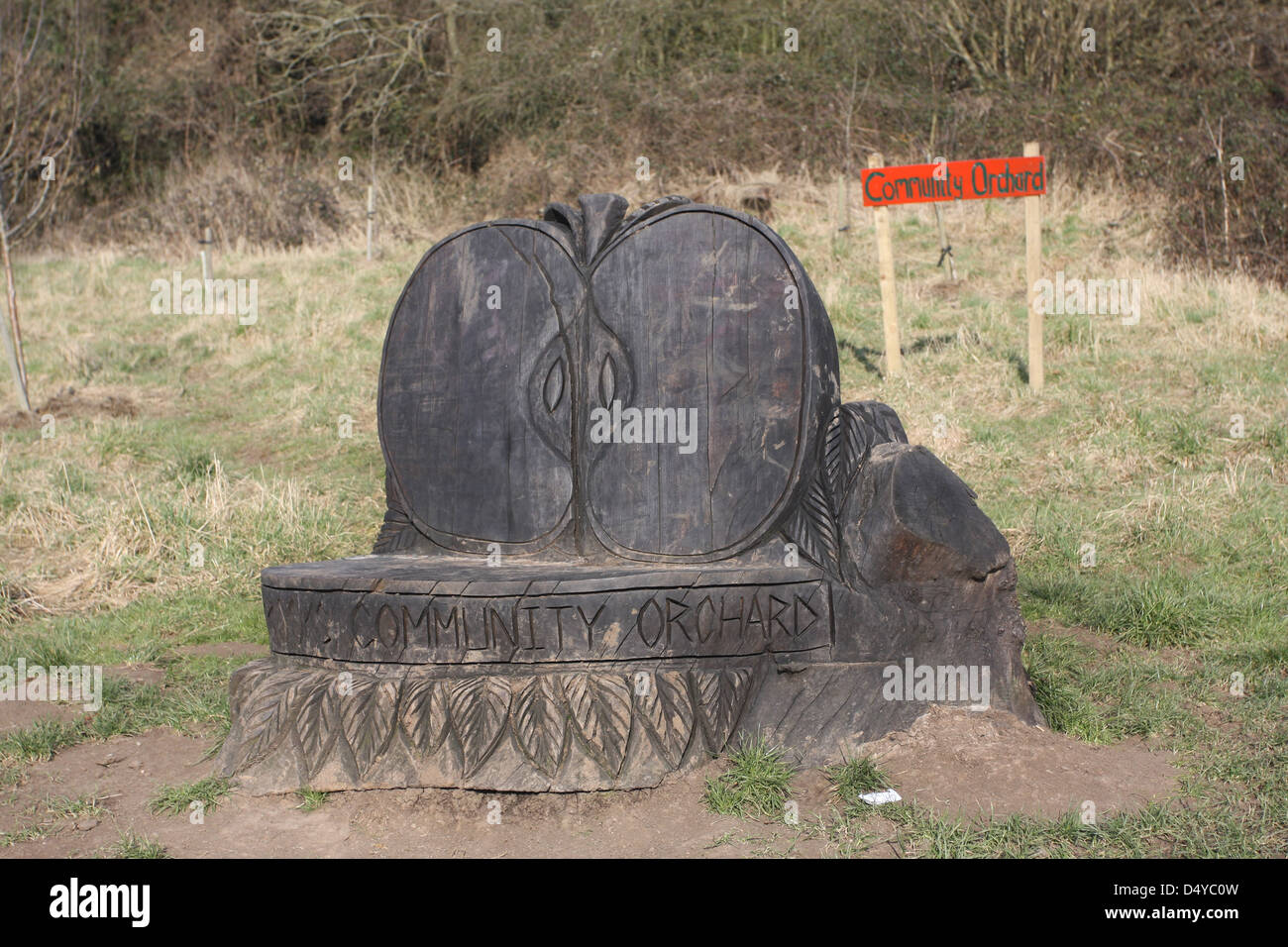 Intagliato sedile e firmare per una comunità frutteto di Bradley Stoke un sobborgo di Bristol Foto Stock