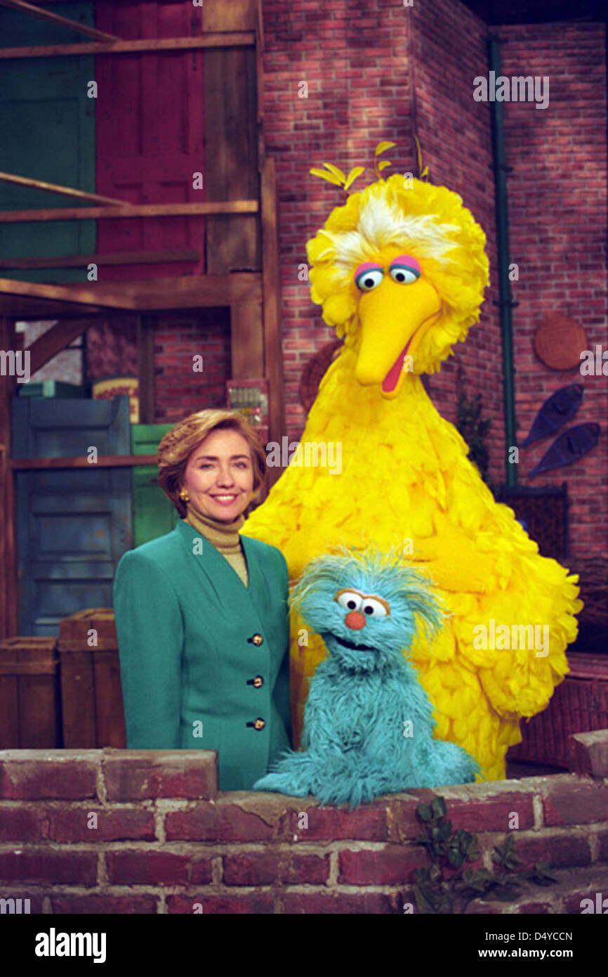 Una fotografia del 1993 della First Lady Hillary Rodham Clinton in posa con Big Bird sul set di Sesame Street. L'immagine cattura l'apparizione di Clinton in un ambiente televisivo pubblico con il famoso Muppet. Foto Stock