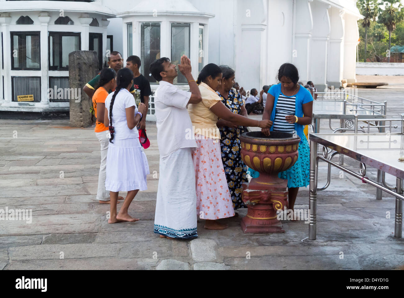 Sri Lanka, pellegrini dello sri Lanka che pregano al tempio di Ruwanweli Seya Dagoba Foto Stock