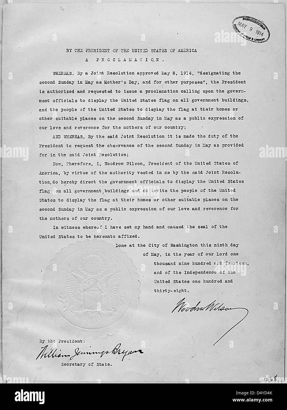 Il 9 maggio 1914, il presidente Woodrow Wilson emise il proclama 1268, stabilendo ufficialmente la festa della mamma come un'osservanza nazionale negli Stati Uniti. Questa proclamazione segnò l'inizio di una celebrazione annuale in onore delle madri e della maternità. Foto Stock