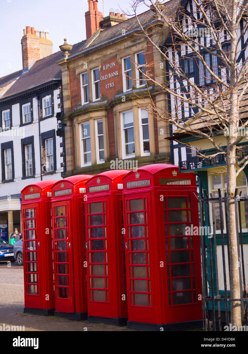 Piazza del Mercato di Ripon Yorkshire con tradizionali cabine telefoniche rosse Foto Stock