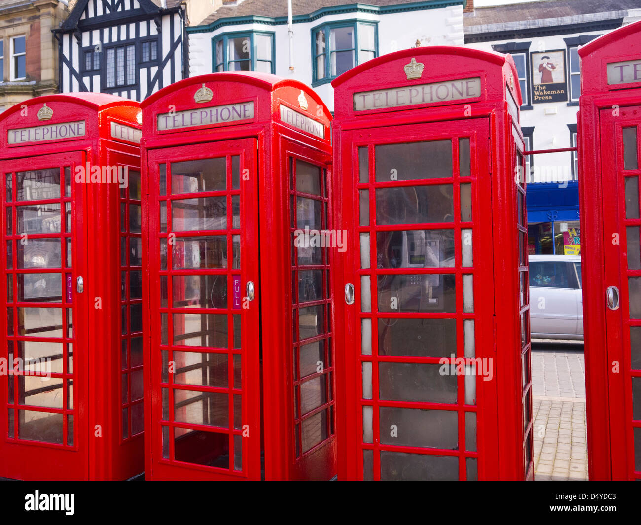 Piazza del Mercato di Ripon Yorkshire con tradizionali cabine telefoniche rosse Foto Stock