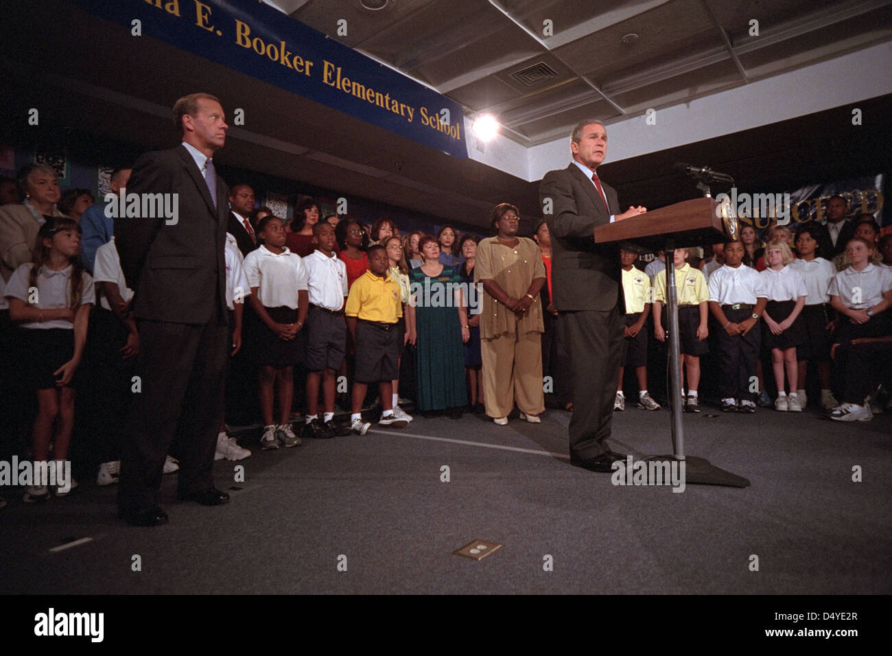 Il presidente George W. Bush si rivolge alla nazione per gli attacchi terroristici dell'11 settembre 2001 della Emma E. Booker Elementary School di Sarasota, Florida. La foto cattura un momento cruciale durante le conseguenze degli attacchi. Foto Stock