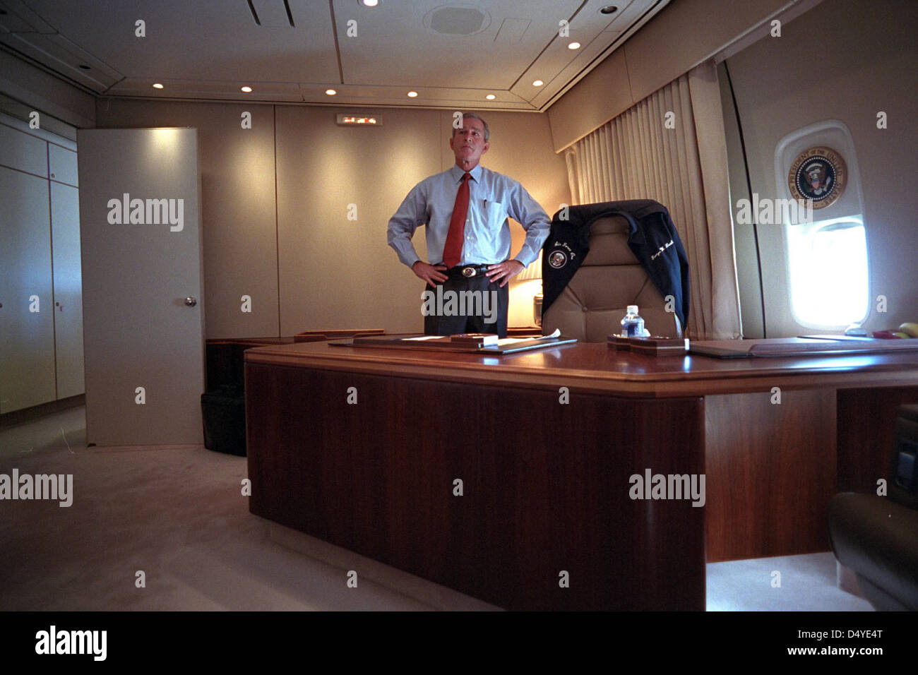 Una fotografia del presidente George W. Bush che guarda la copertura televisiva degli attacchi terroristici al World Trade Center a bordo dell'Air Force One l'11 settembre 2001. Questo momento cattura il momento cruciale nella storia degli Stati Uniti durante gli attacchi. Foto Stock