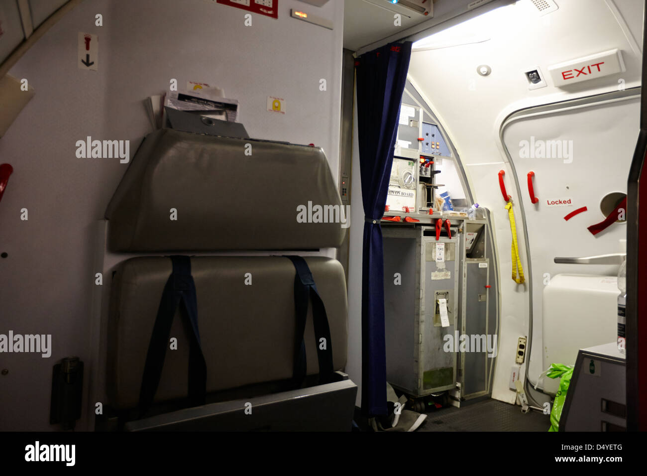 Cucina e uscita di emergenza per il trasporto di passeggeri in Europa Foto Stock