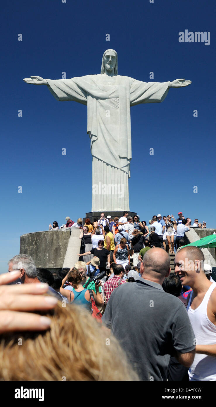 Vista del Corcovado (Cristo Redentor) Statua con turisti Foto Stock