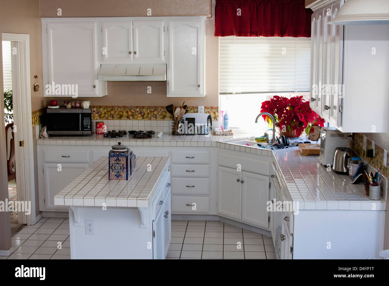 Monocromatico bianco tradizionale cucina con isola, Laguna Beach, California, Stati Uniti d'America Foto Stock