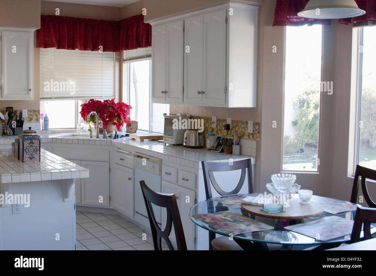 Monocromatico bianco tradizionale cucina con isola, Laguna Beach, California, Stati Uniti d'America Foto Stock