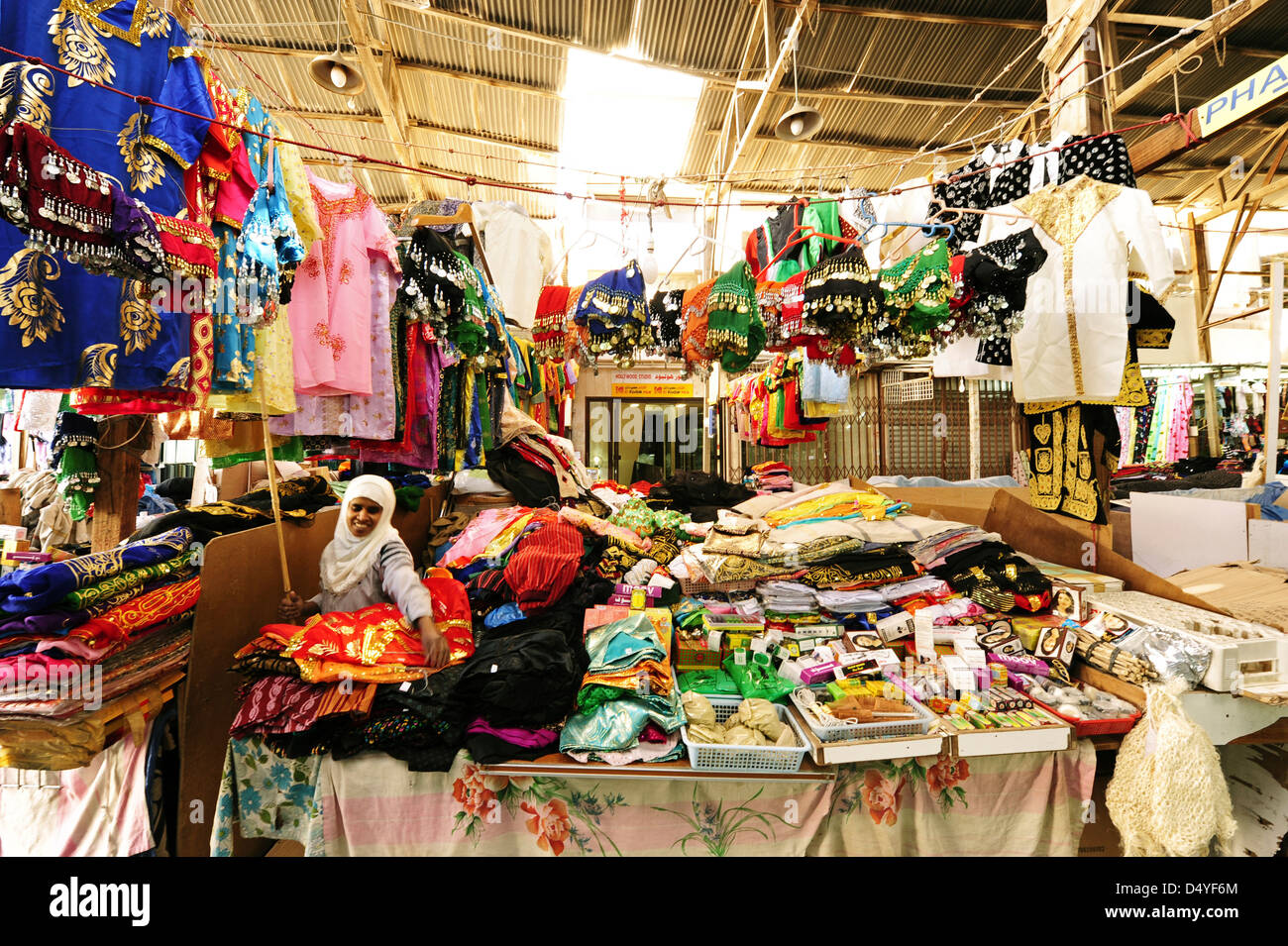 Il Kuwait Kuwait City, locale colorato mercato con i tradizionali panni Foto Stock
