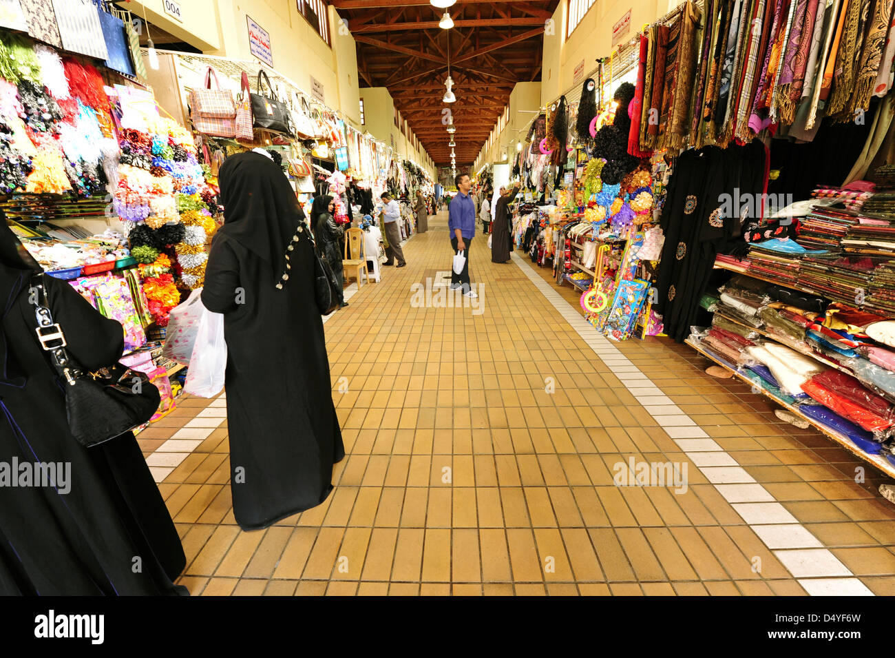 Il Kuwait Kuwait City, locale colorato mercato con i tradizionali panni Foto Stock