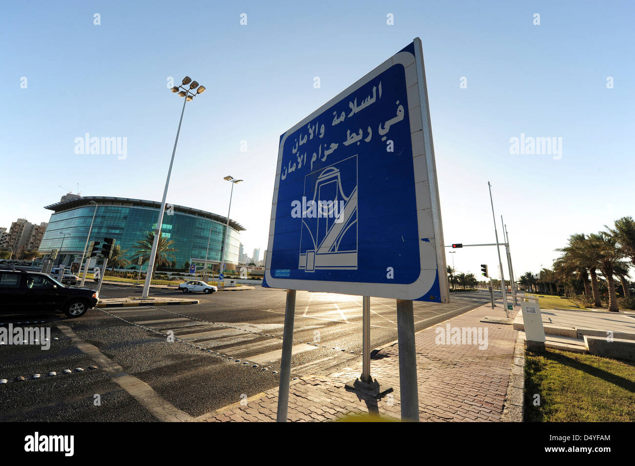 Il Kuwait Kuwait City, il controllo del traffico billboard con cinghia di campagna di prevenzione Foto Stock
