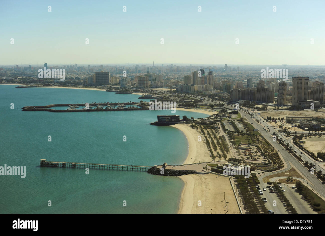 Il Kuwait Kuwait City, vista sulla linea costiera e lo skyline dal Kuwait Towers Foto Stock