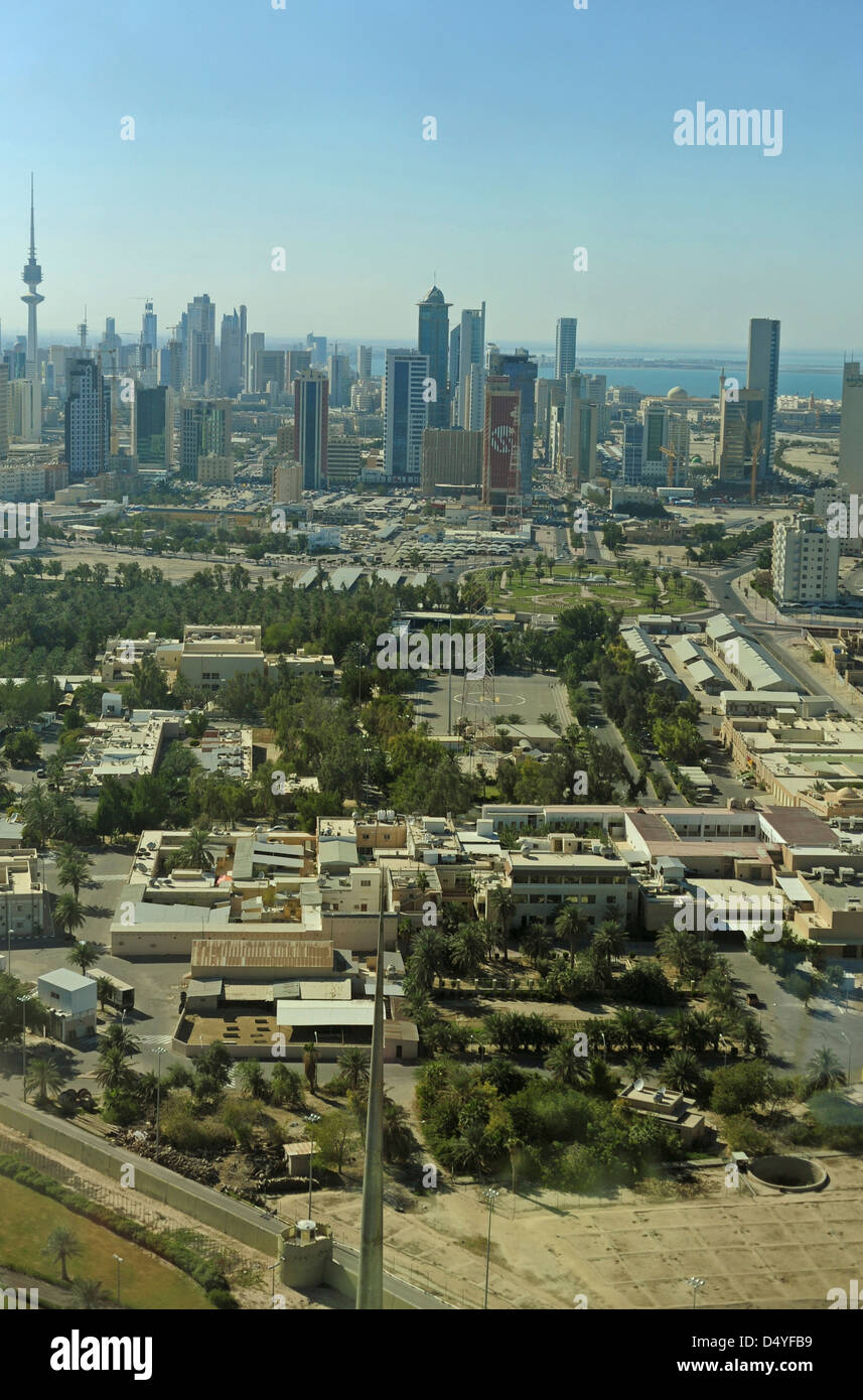 Il Kuwait Kuwait City, vista sulla linea costiera e lo skyline dal Kuwait Towers Foto Stock