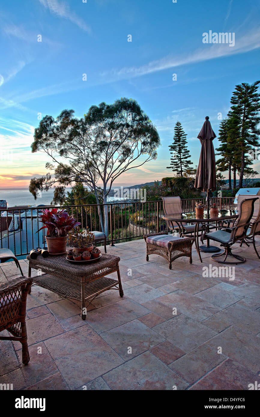 Vista oceano dal patio al tramonto, Laguna Beach, California, Stati Uniti d'America Foto Stock