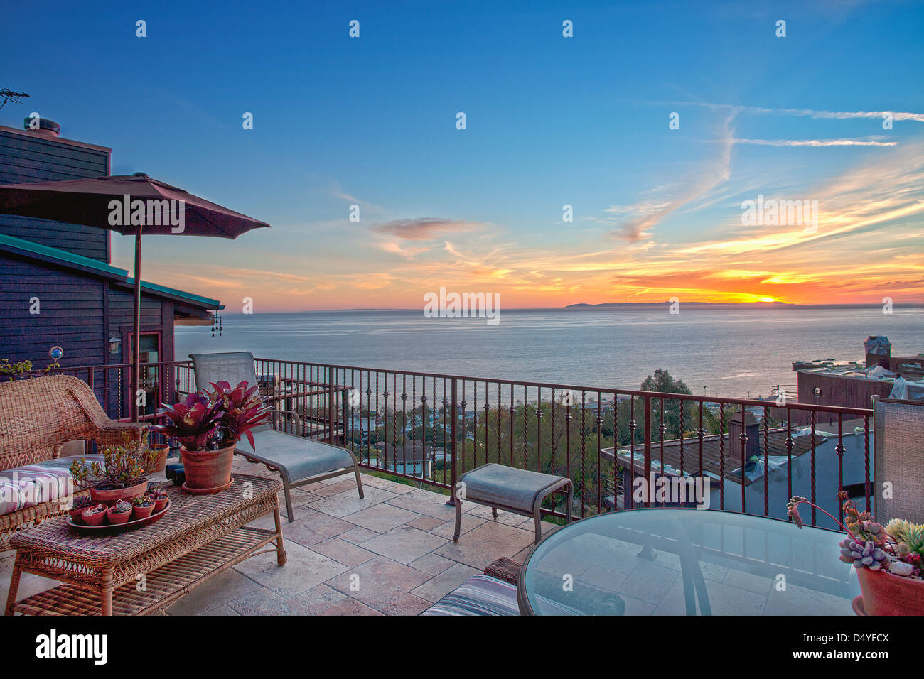 Vista oceano patio al tramonto, Laguna Beach, California, Stati Uniti d'America Foto Stock