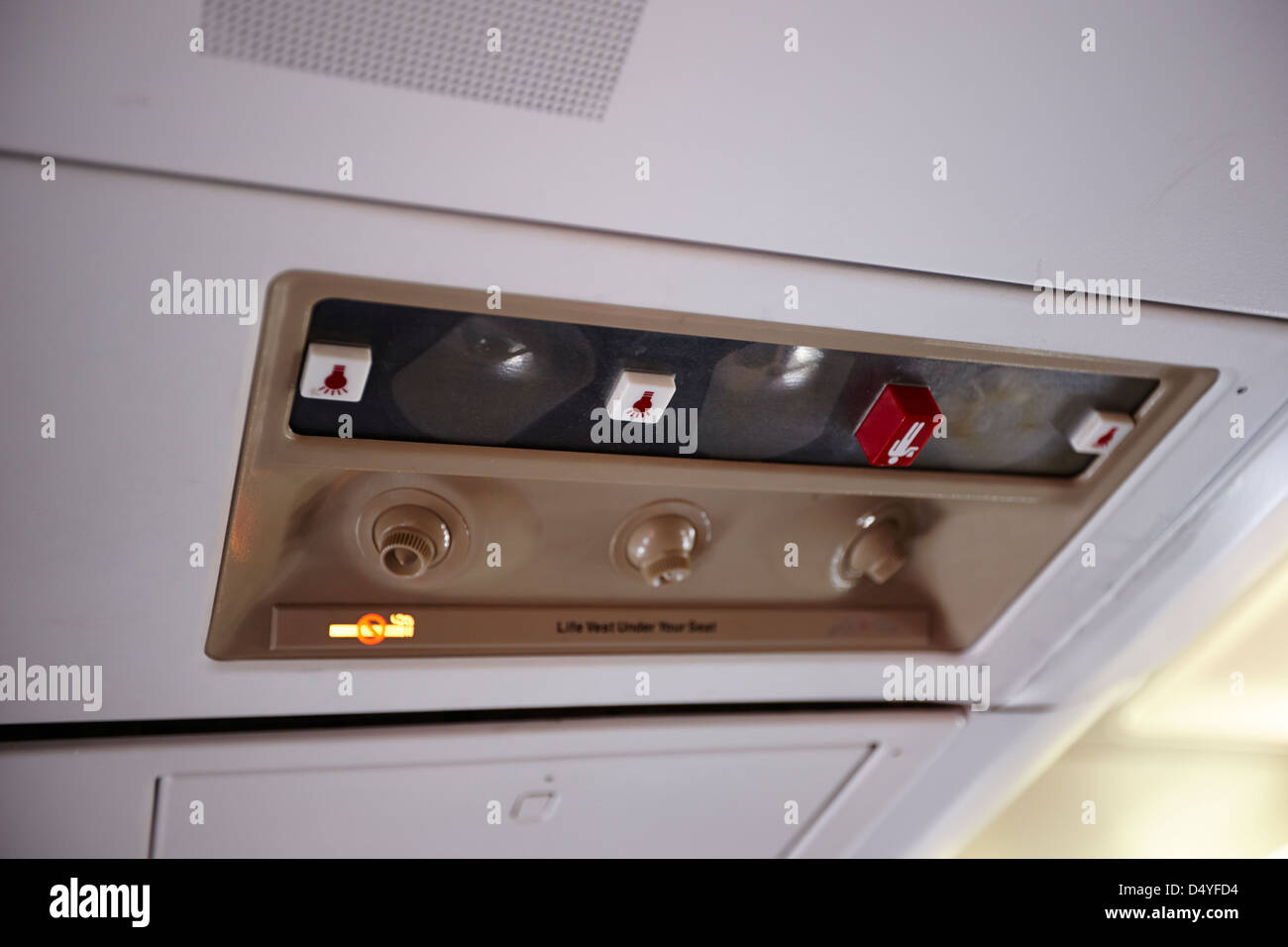 Scompartimento superiore e il pannello con la chiamata e i pulsanti di luce e le bocchette di ventilazione su aerei per il trasporto di passeggeri in Europa Foto Stock