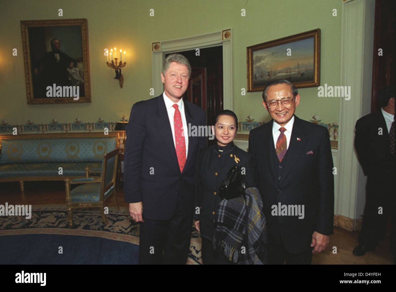 Questa fotografia, scattata il 22 novembre 1993, cattura il presidente William Jefferson Clinton e il presidente Fidel Ramos delle Filippine alla Casa Bianca, simboleggiando le relazioni diplomatiche tra gli Stati Uniti e le Filippine. Foto Stock