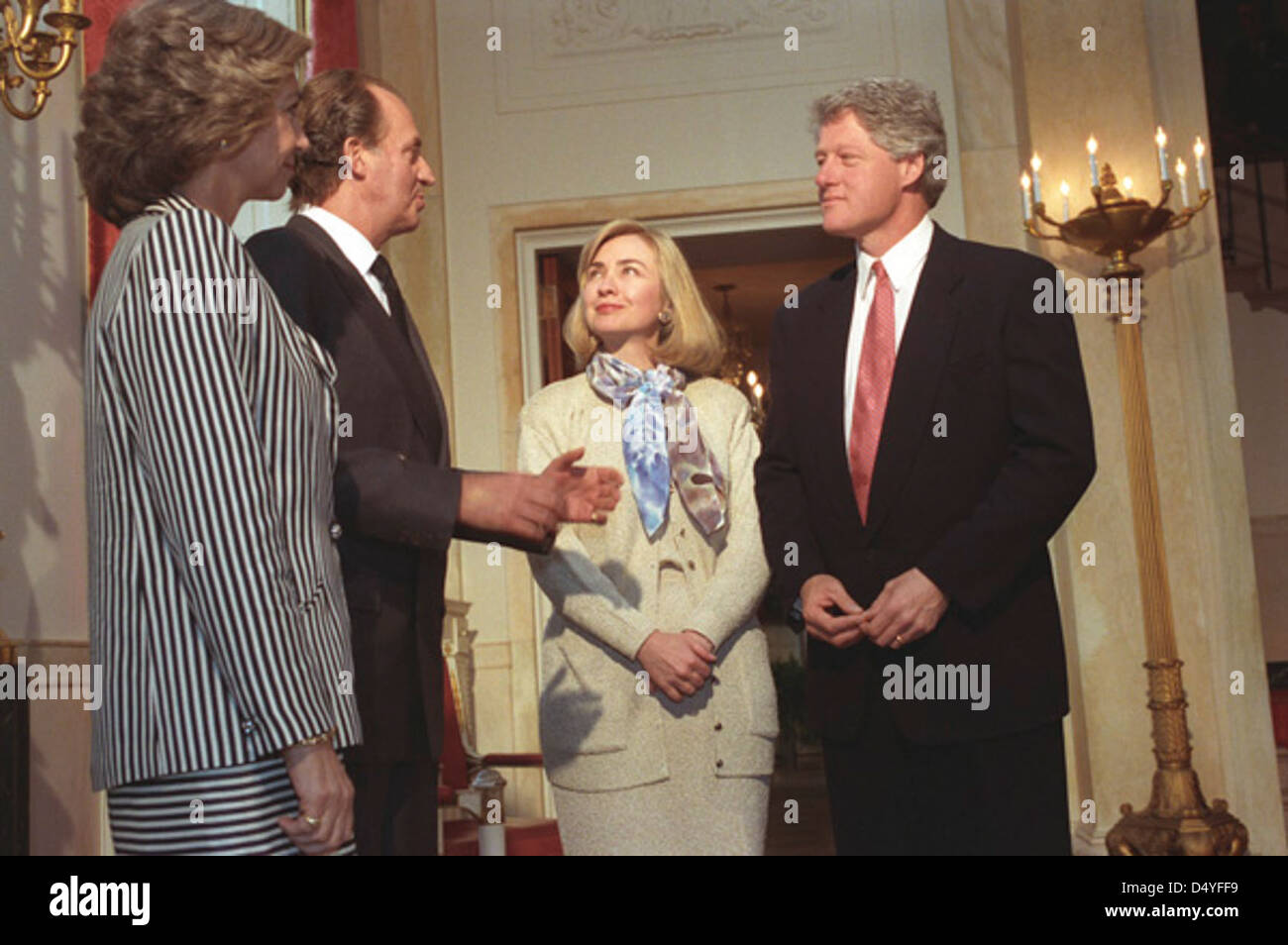 Il presidente Bill Clinton e la First Lady Hillary Clinton posero con il re Juan Carlos e la regina Sofia di Spagna durante una visita nel 1993. La foto cattura le relazioni diplomatiche tra Stati Uniti e Spagna. Foto Stock