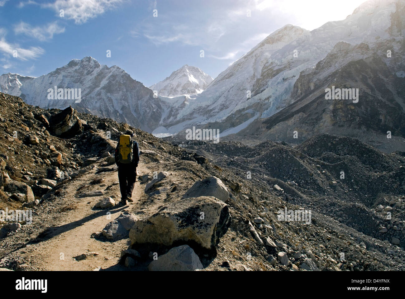 Il Nepal. Un trekker sul Campo Base Everest Trail nella regione del Khumbu del Nepal. Foto Stock